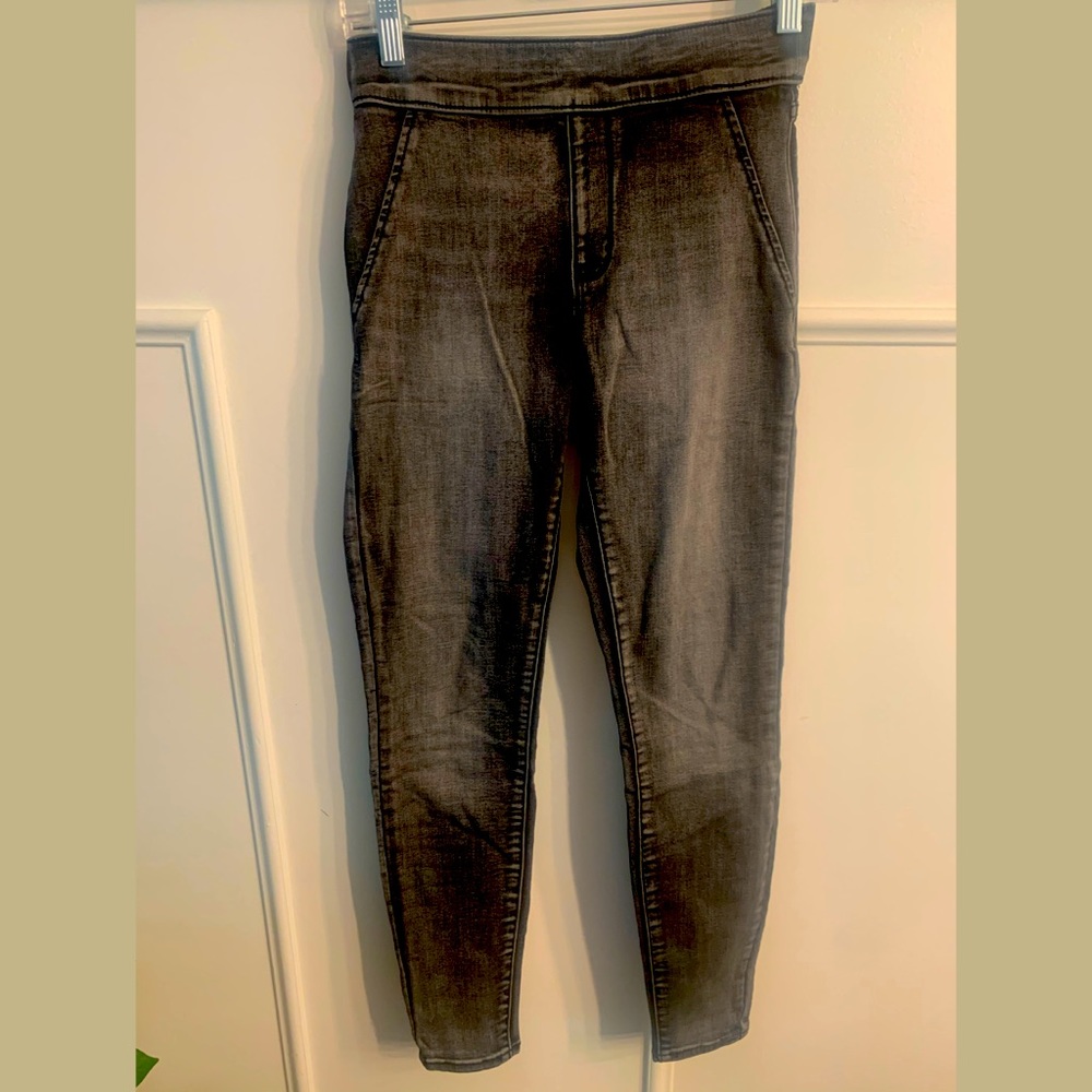 **SOLD** APT 9 skinny pull on jeggings.